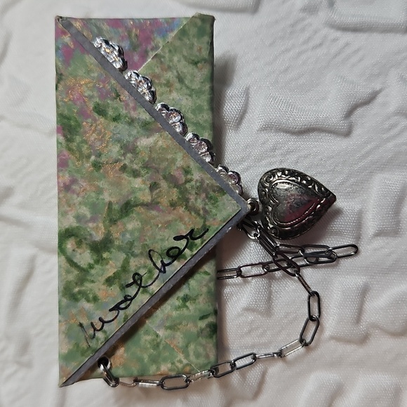 VINTAGE PIN MINITURE ENVELOPE WITH CHAIN AND HEART GREEN & SILVER - Picture 1 of 6